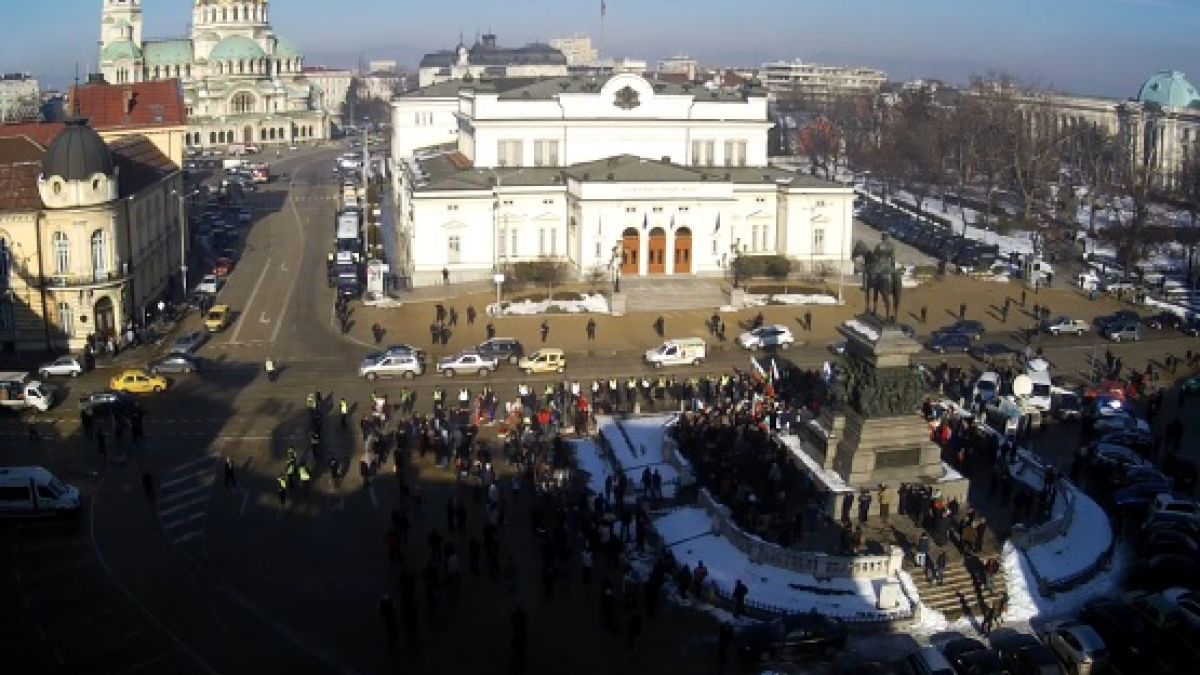 БЛИЦ TV: Рехава тълпа стартира протеста при парламента (СНИМКИ)