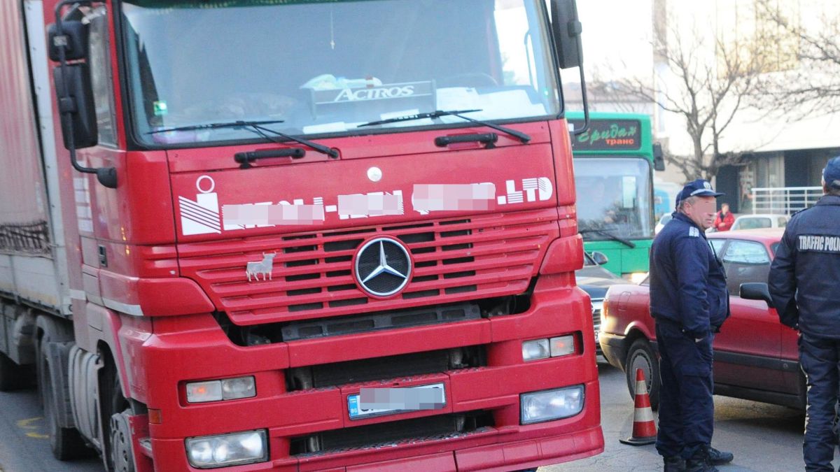 Кола се заби в ТИР, шофьорът загина в Кресненското дефиле