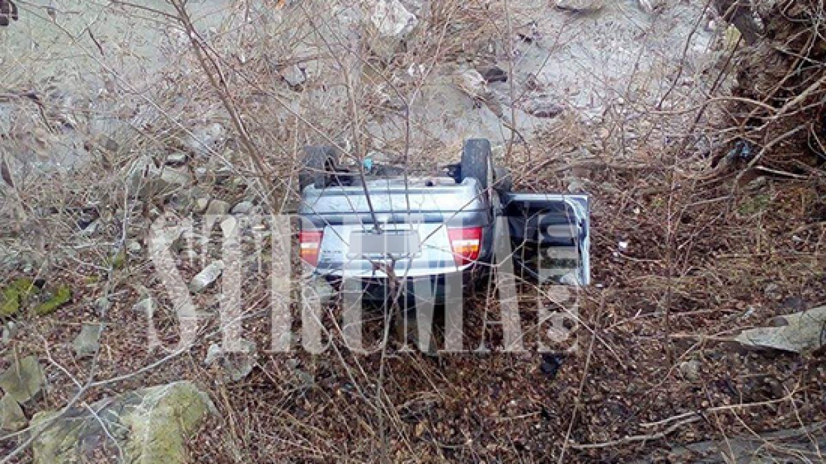 Нов ужас в дефилето! Кола цопна в Струма, пожарникари вадят шофьора от ледената вода 