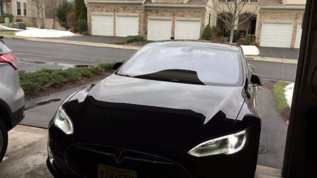 Може да извикате вашата Tesla от часовника (ВИДЕО)