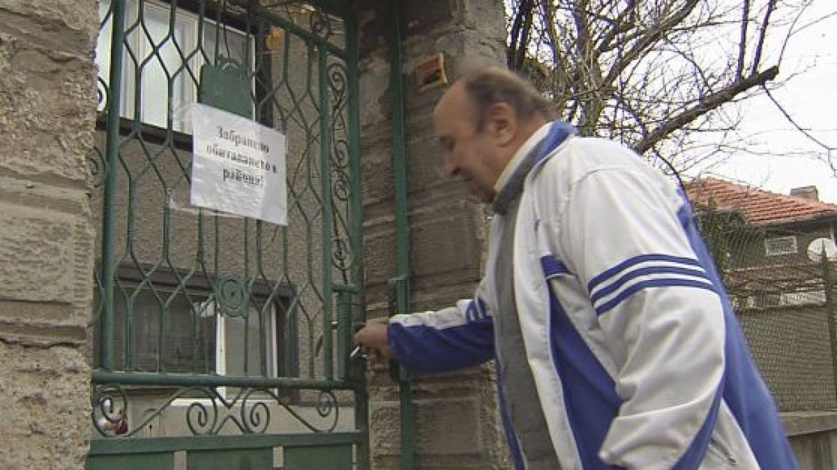 Падащите скали в Провадия прогониха възрастно семейство от дома му