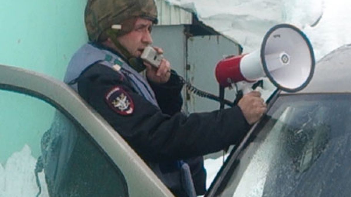 Изтрещял мъж взе жена си за заложница, стреля на месо по полицаи 