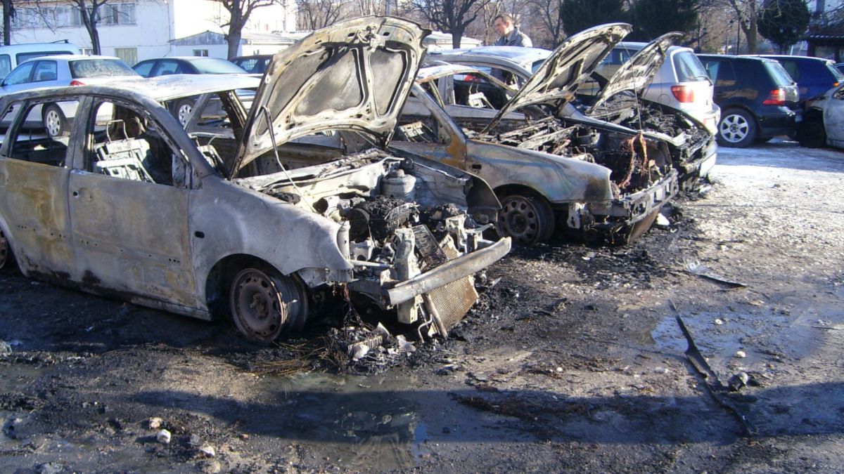 Велосипедни диверсанти изгориха 50 луксозни коли в Берлин