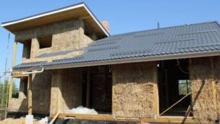 Български архитект строи къщи само за 1000 евро (СНИМКИ)