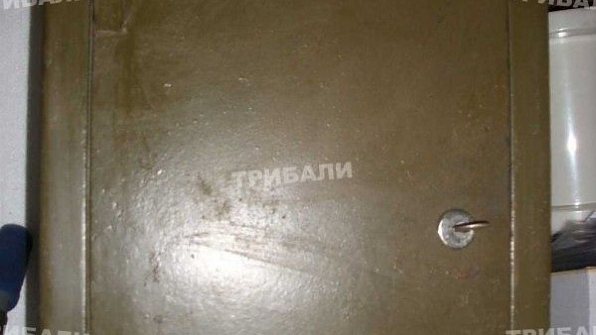 Крадец задигна входна врата барабар с касата 