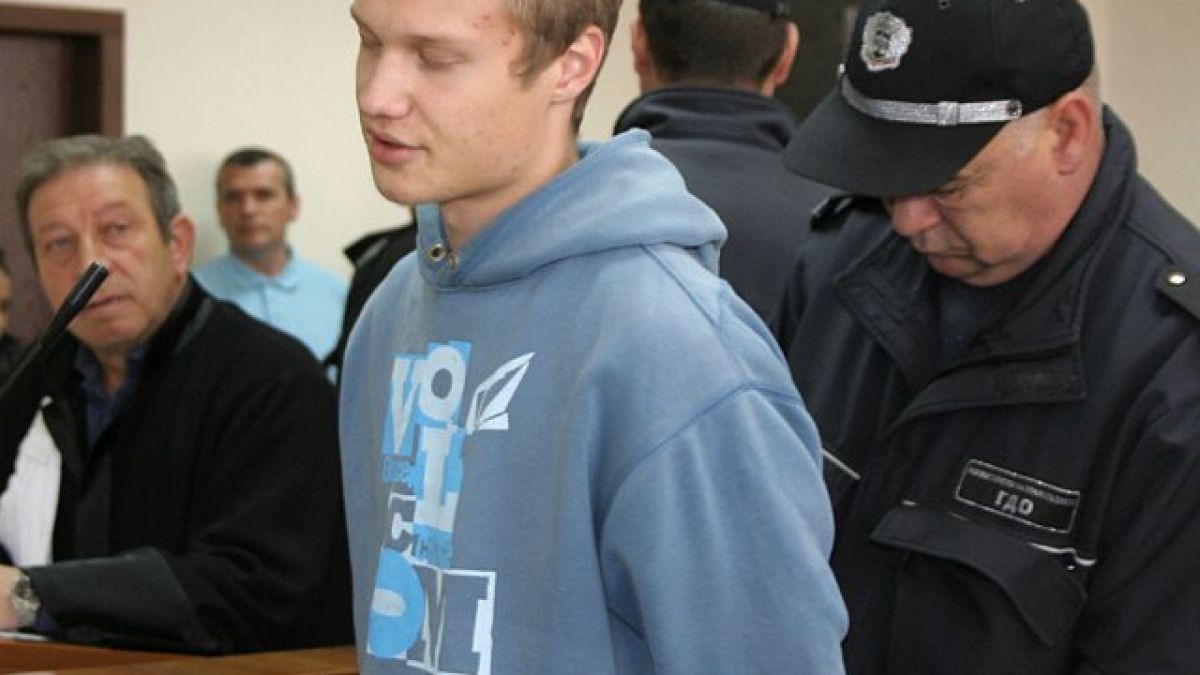 Емоции в съда: С аплодисменти и "Браво!" почернени роднини приветстват оставането в ареста на 18-годишен убиец (СНИМКИ)