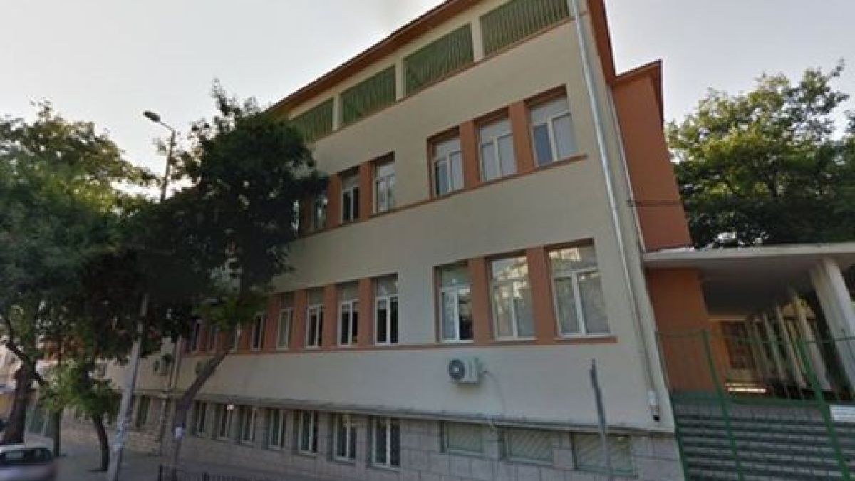 Шокиращо: Баща влетя с юмруци в гимназия, счупи стол в главата на ученик!