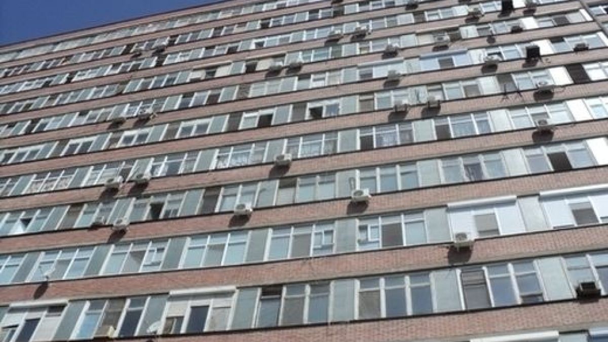 Млада жена по анцуг скочила от 6-ия етаж на Окръжна болница в Пловдив