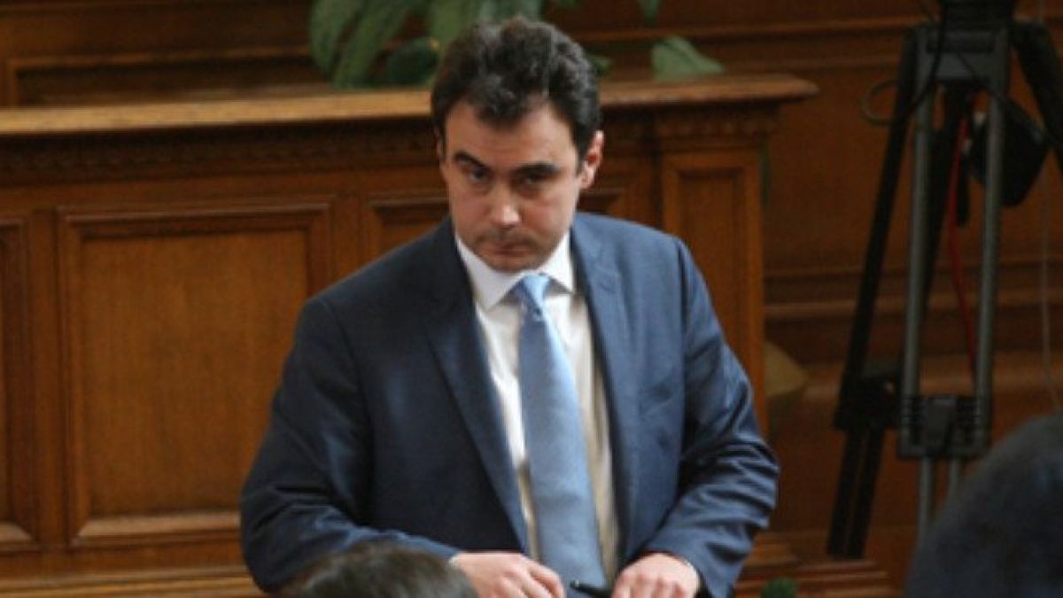 Пълен хаос в парламента! БСП чете мотивите за вота, никой не слуша
