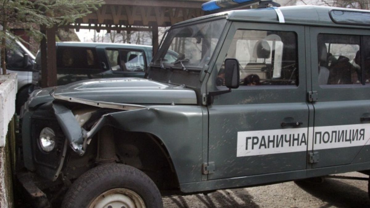 Бус с 37 иракчани хванаха граничари край Китен  