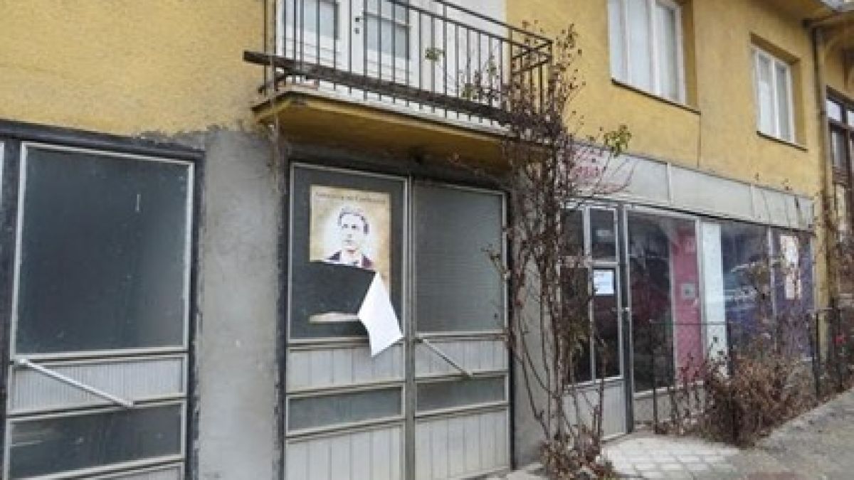 Късат плакати на Апостола в Босилеград