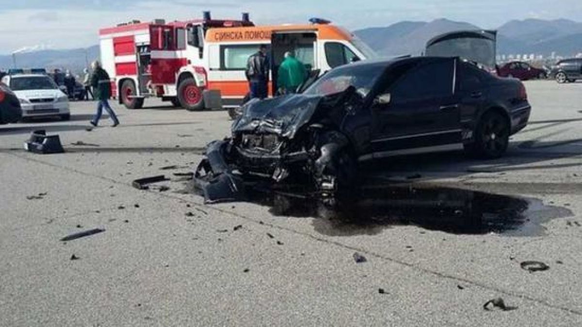 С два трупа в черно БМВ завърши нелегална гонка на летище "Бършен" (СНИМКИ)