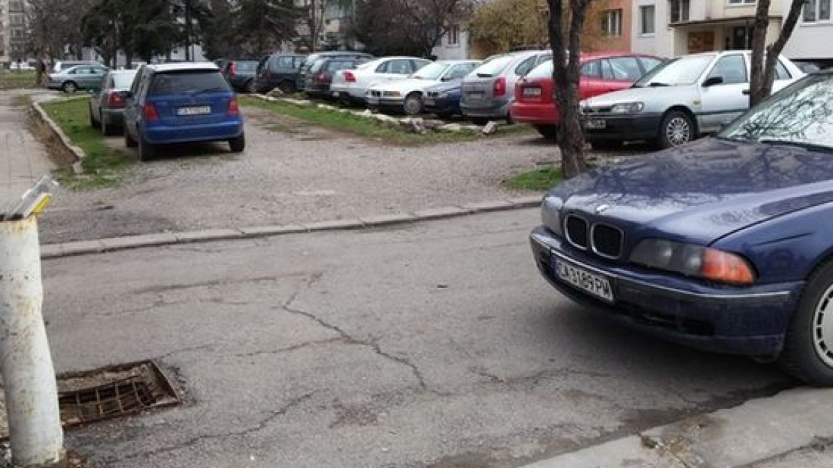 Софиянец превърна градинка пред блока в свой паркинг, реже гуми на конкуренти  