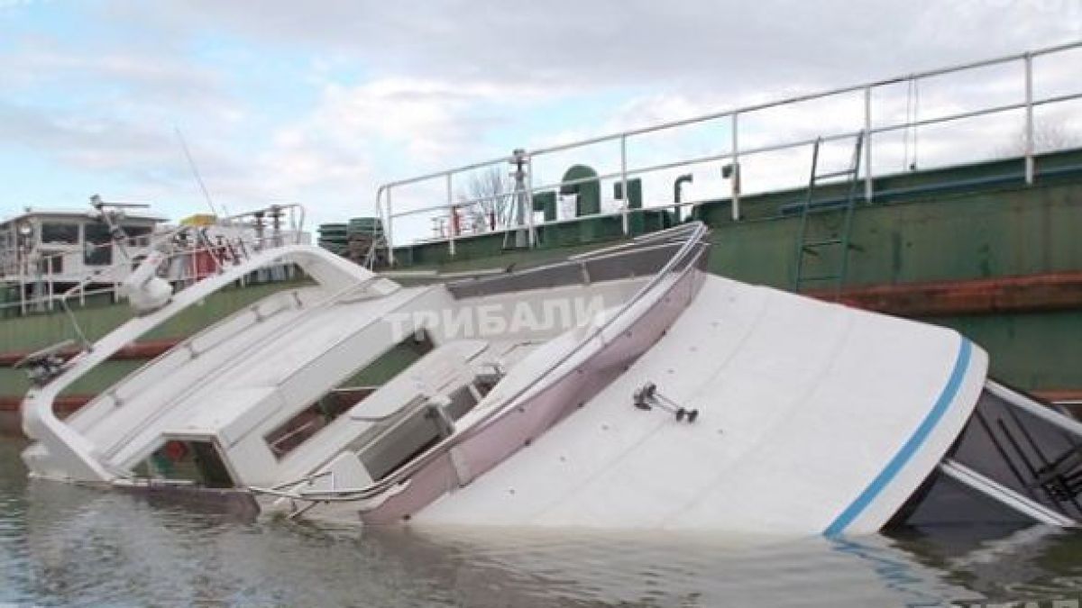 Луксозна яхта потъва безславно в Дунав край Видин