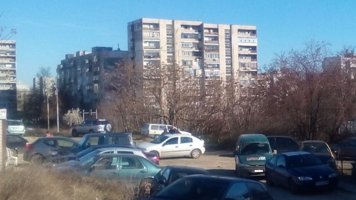 Пиле не може да прехвръкне край КАТ- Варна! Съмнителна кола опразни района