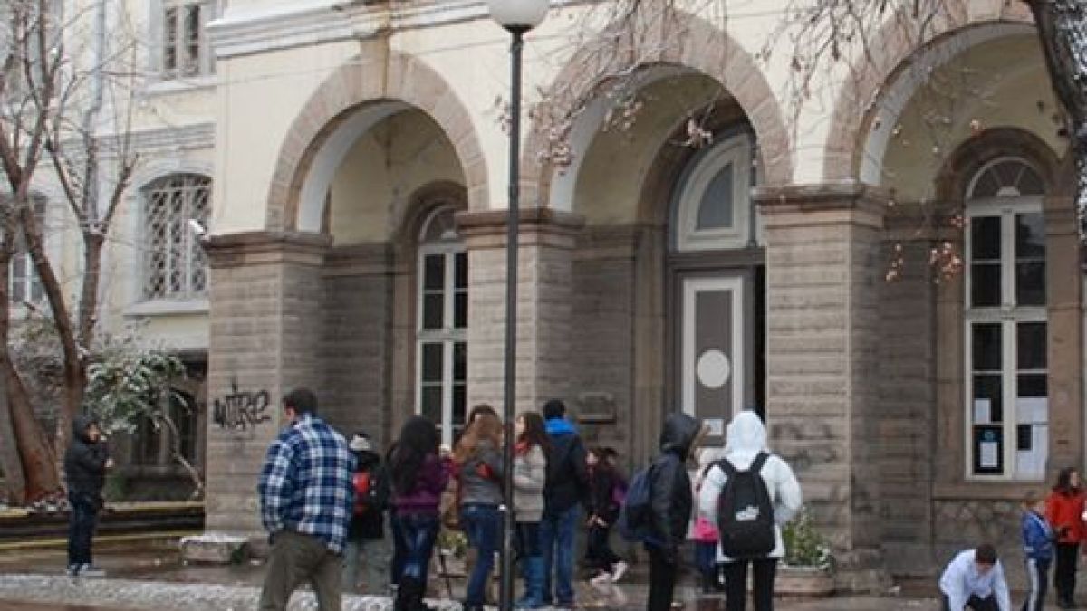 Чистачка в училище преджобва третокласници