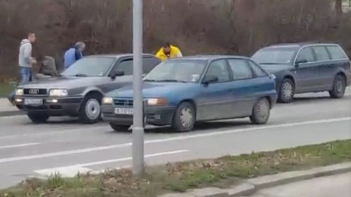 Поредна агресия: Шофьори се млатят с прът на варненски булевард 
