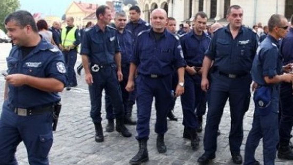 Пожарникари и полицаи в протестна готовност  