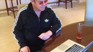 Много тъжна новина за Елтън Джон, феновете по целия свят са със свити сърца