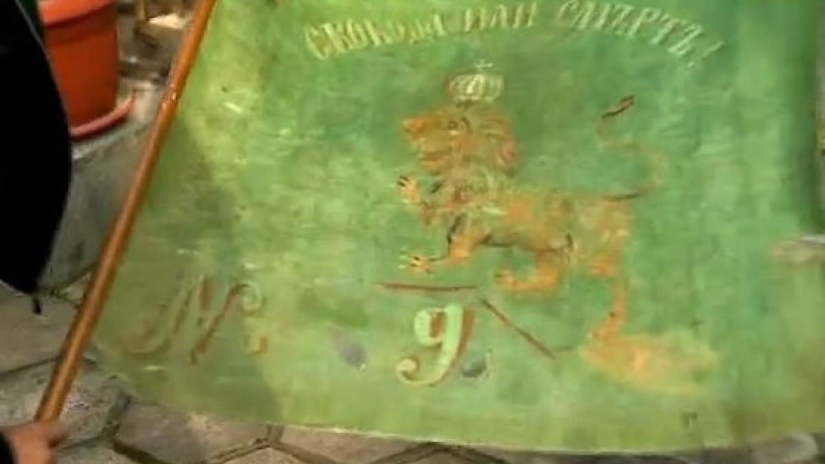 Скандална немарливост: Спасеното по чудо знаме на  Бенковски се разпада!
