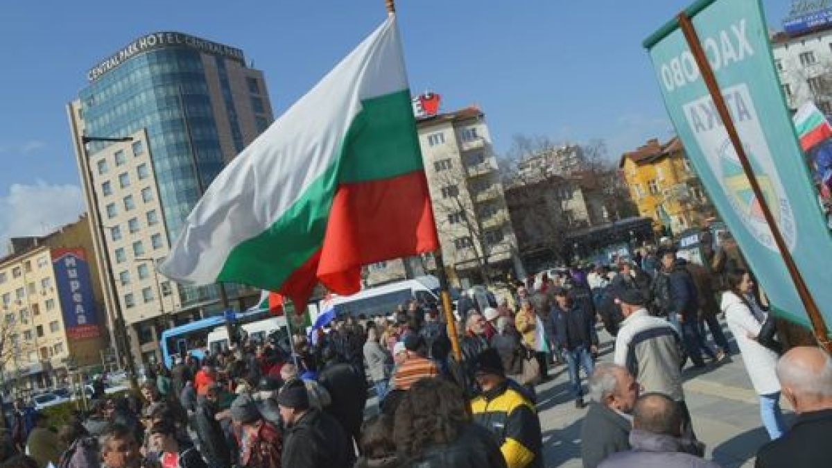 Атакисти свалиха знамето на ЕС от пилоните на НДК (СНИМКИ)