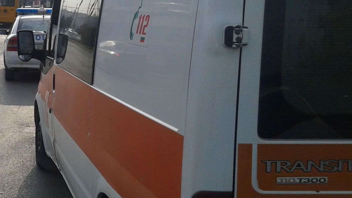 Четирима възрастни и едно дете са пострадали в катастрофата в Прохода на републиката