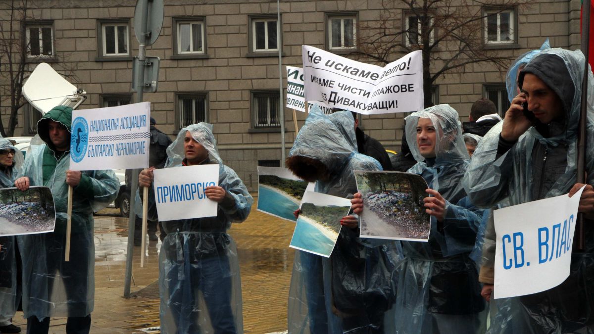От Национална асоциация „Българско Черноморие“ скочиха на дивакуващите (СНИМКИ)