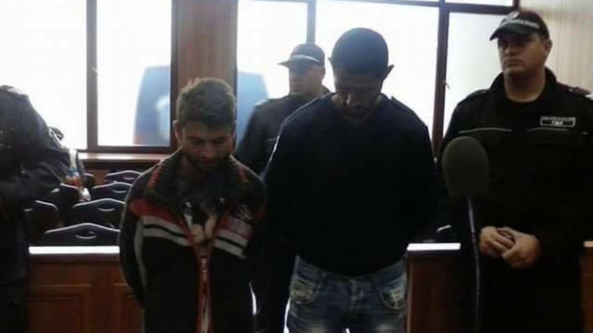 Вижте им мутрите! Двамата садисти, пребили баба Дона, остават в ареста за постоянно (СНИМКИ)