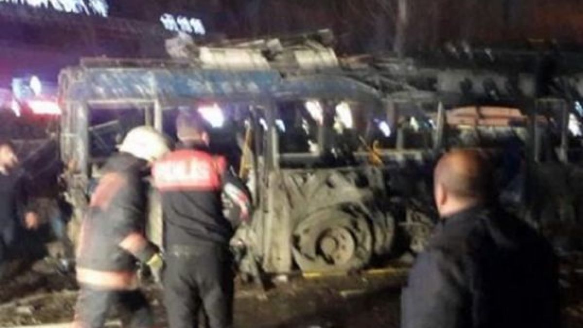 Ужасът в Анкара: Най-малко 15 трупа след експлозията в центъра на турската столица (СНИМКИ/ВИДЕО)