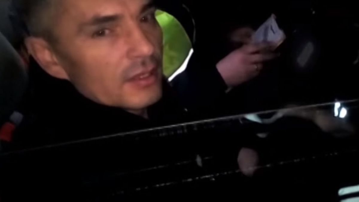Пиян шофьор направи невероятна гадост в патрулка, за да отмъсти на ченгетата (ВИДЕО)