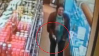 Нагъл софиянец тъпче салам в гащите си (ВИДЕО)