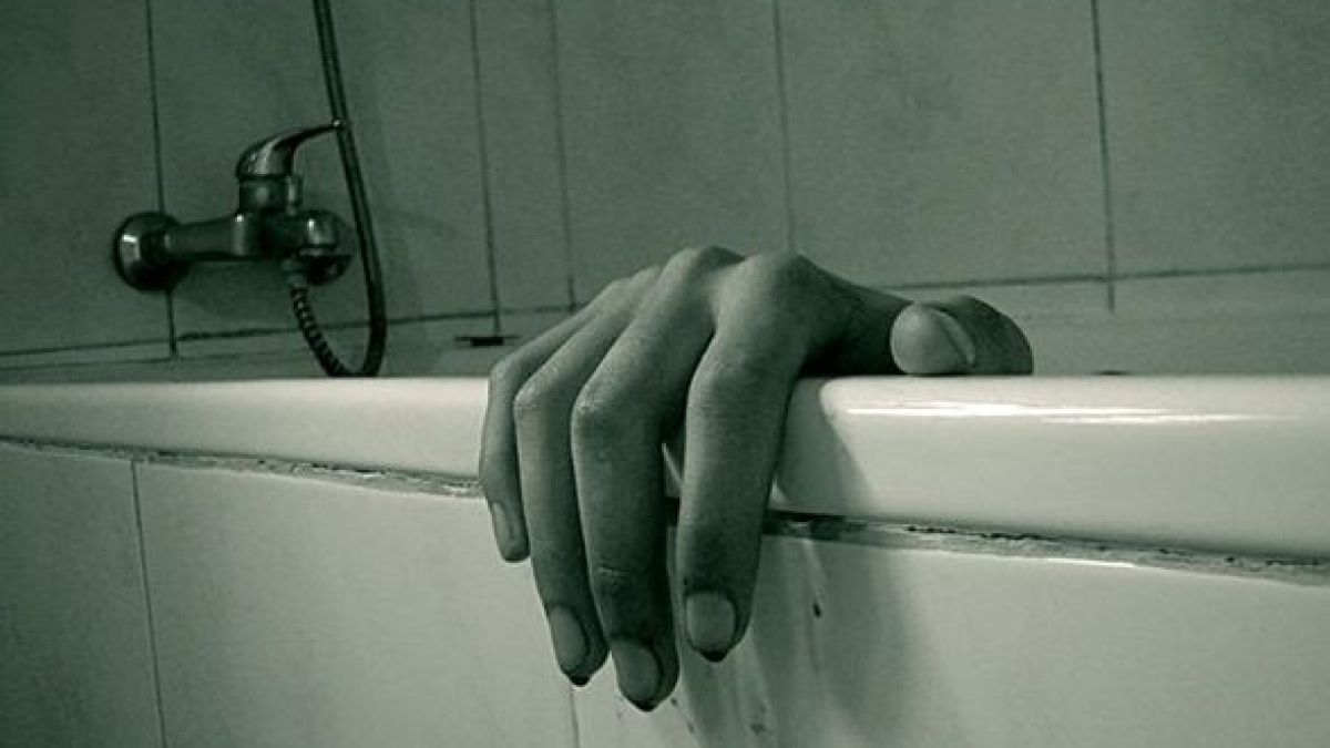 Шок! Батко "поръчал" 12-годишната си сестричка, таткото намерил трупчето във ваната 