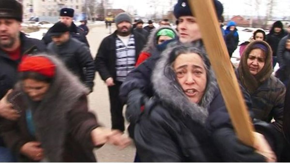 Безредици и напрежение: Циганки се биха с руски спецчасти (ВИДЕО) 