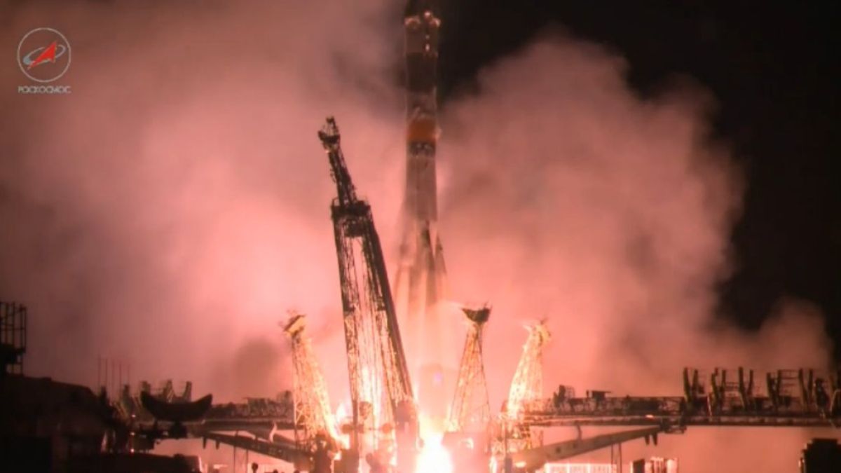 Корабът „Союз” с екипаж на борда излезе на орбита и пое курс към МКС (ВИДЕО)