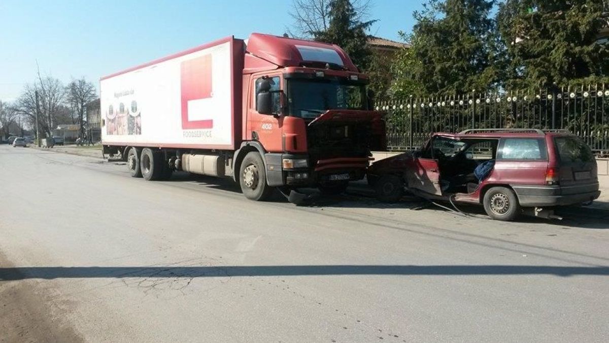 При обратен завой: Две внучета на възрастна шофьорка изхвърчаха от кола в меле на пътя (СНИМКА)