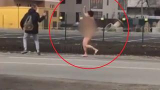 Това не се вижда всяка сутрин: Гола жена хукна да гони младеж (ВИДЕО)