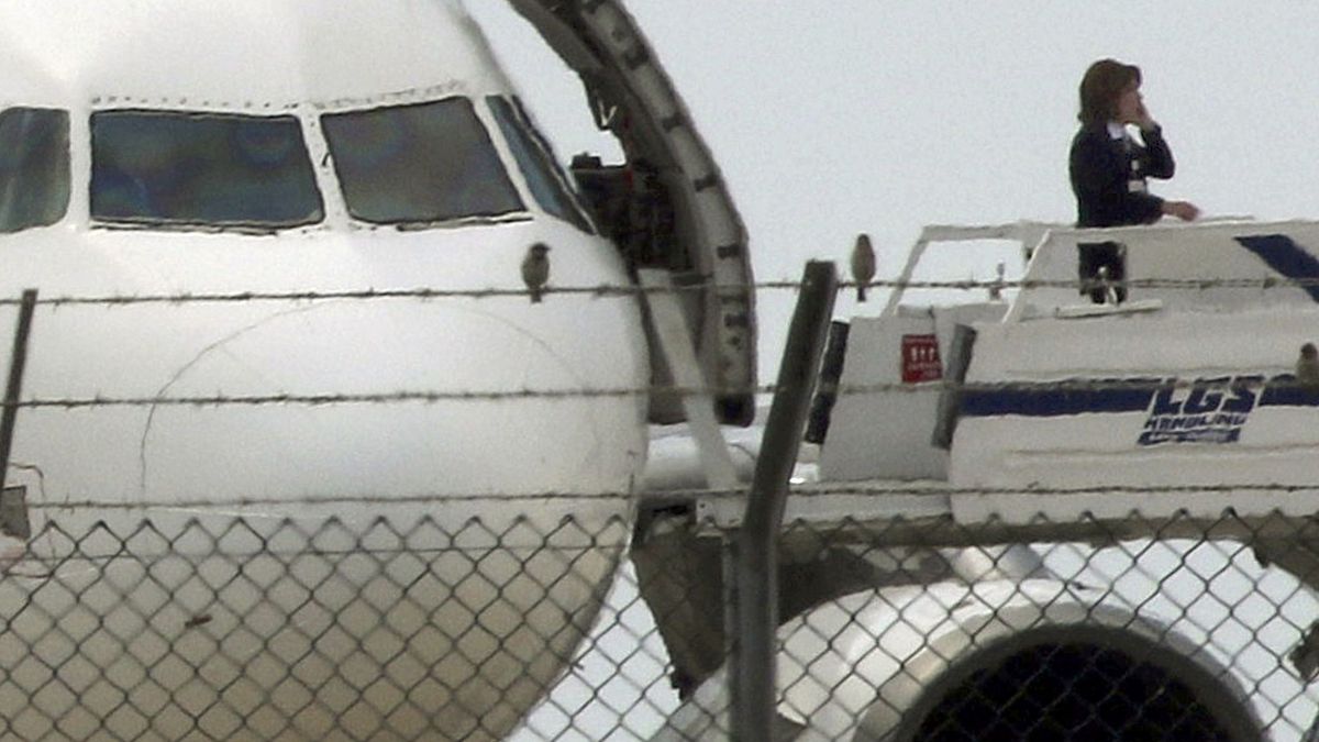 Бившата на похитителя в самолета отива да се срещне с него 