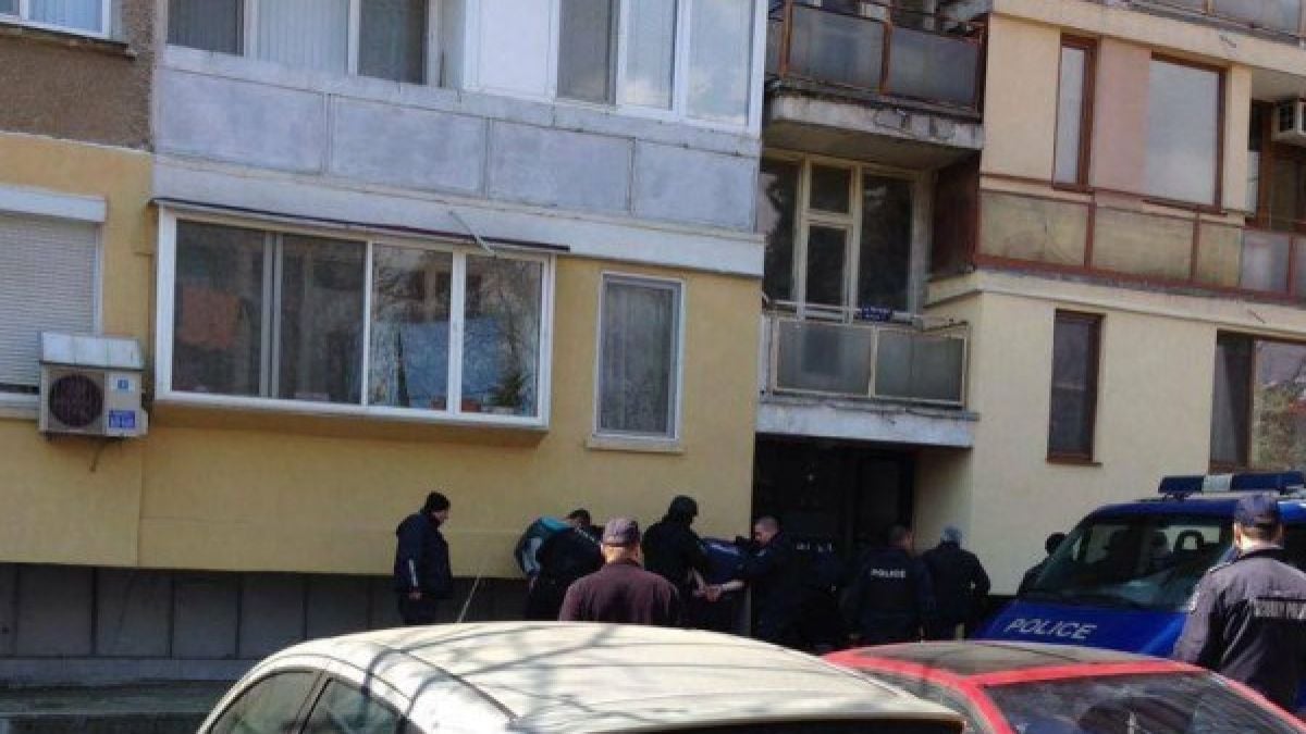 Търсят под дърво и камък Стамбето, намериха "Макаров"