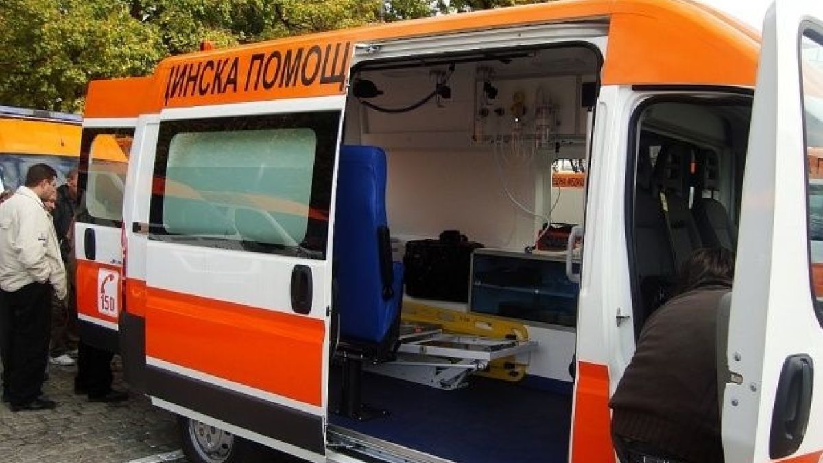 Първо в БЛИЦ: Камион помля кола, изстреля я в двор до Околовръстното!  