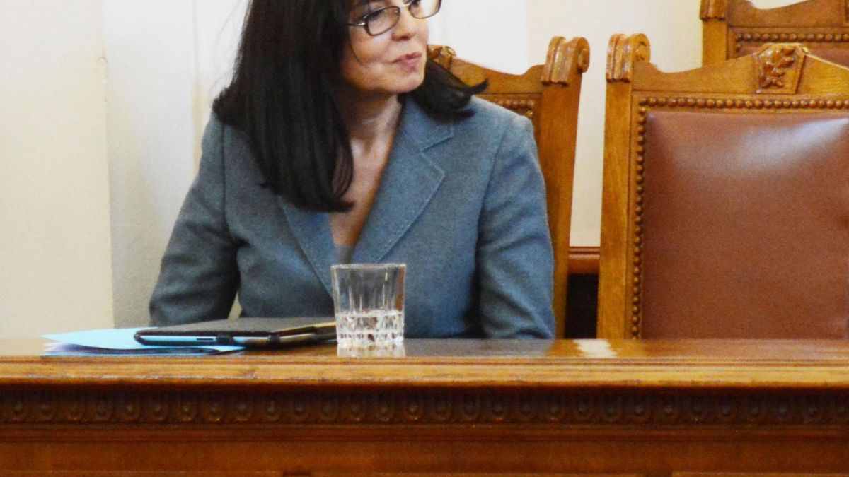 Кунева раздаде ресори на вицетата си