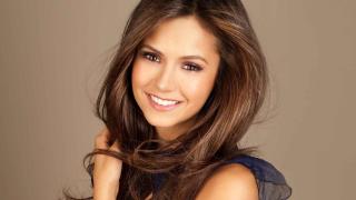 Нина Добрев похапва за трима 