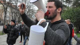 Около Перата става все по-горещо!