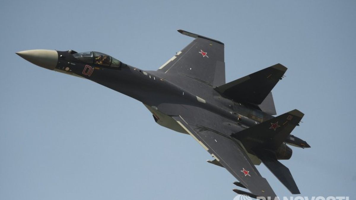 Руският изтребител Су-35 изпълнява невероятен гръбен свредел (ВИДЕО)