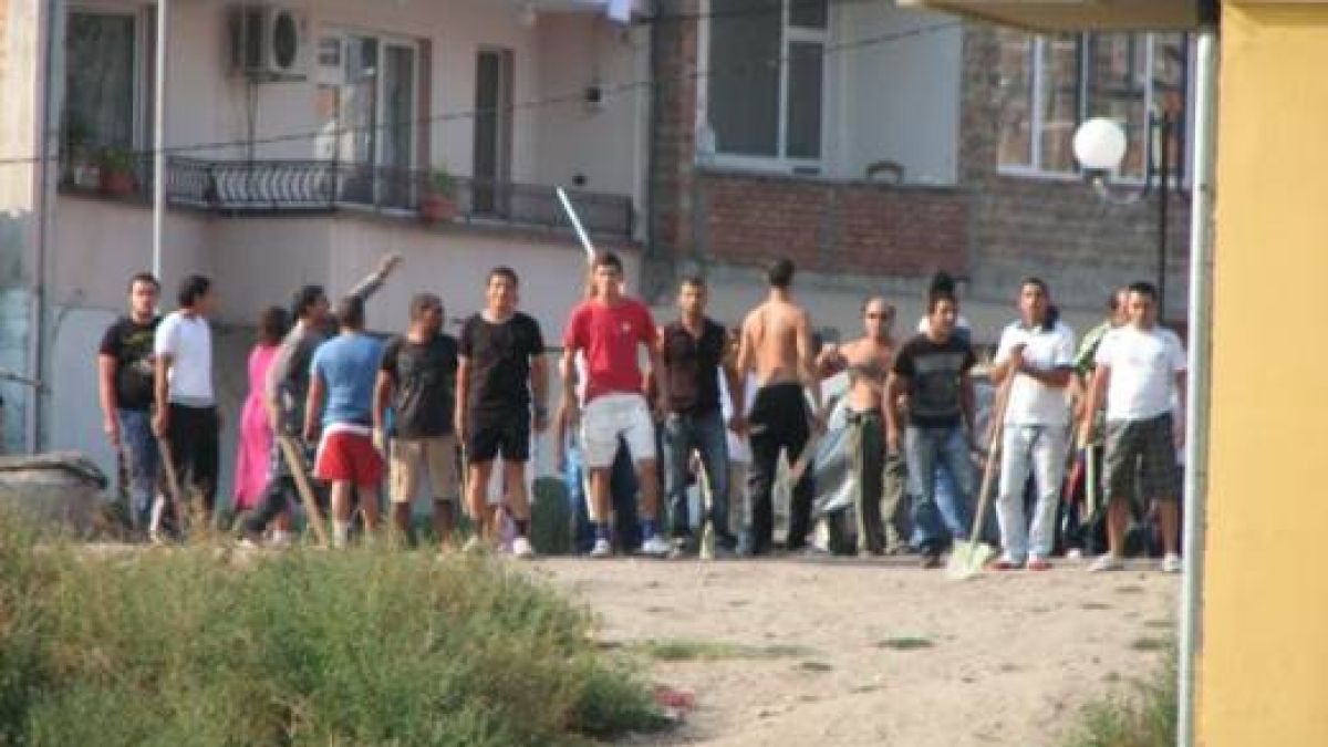 Важна безработна ромка вдигна палат на общинска земя, бутат ѝ го