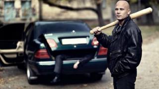 Колектори пребиха дете заради дълга на родителите му 