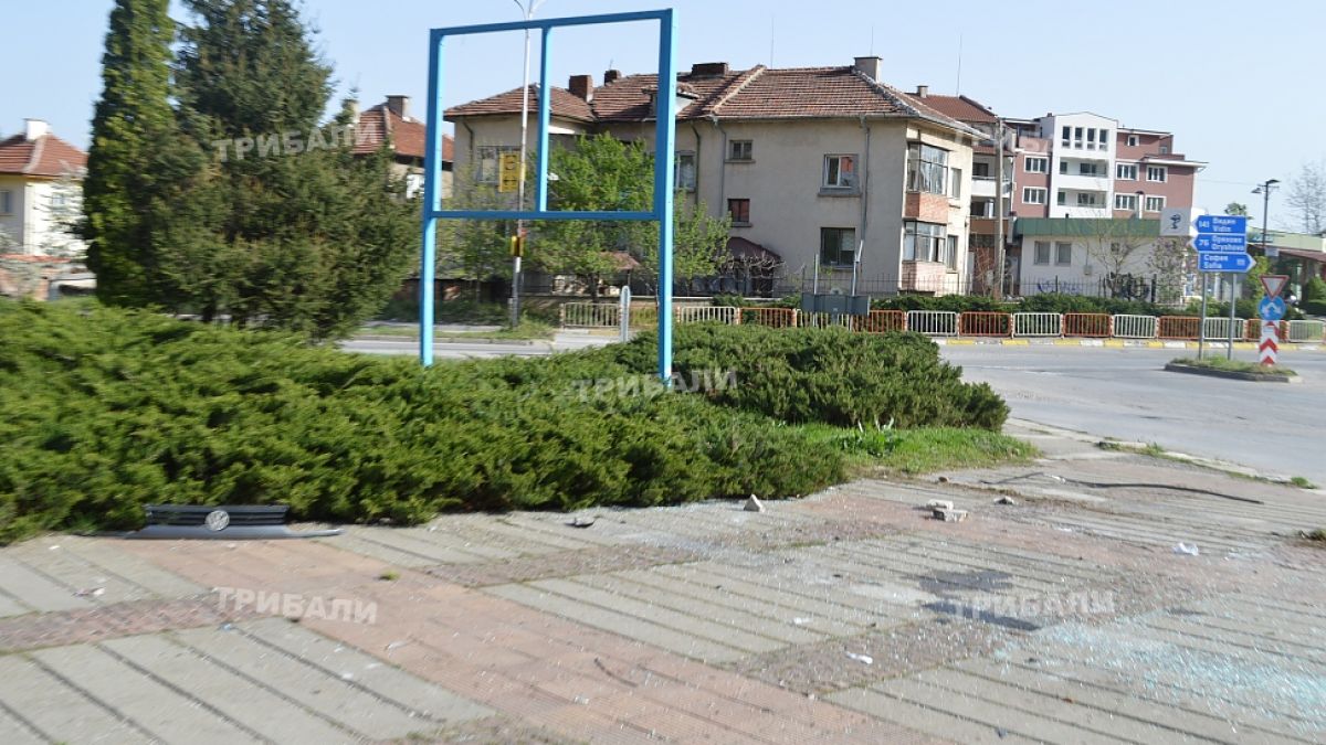 Момче и момиче се размазаха с „Голф” във Враца