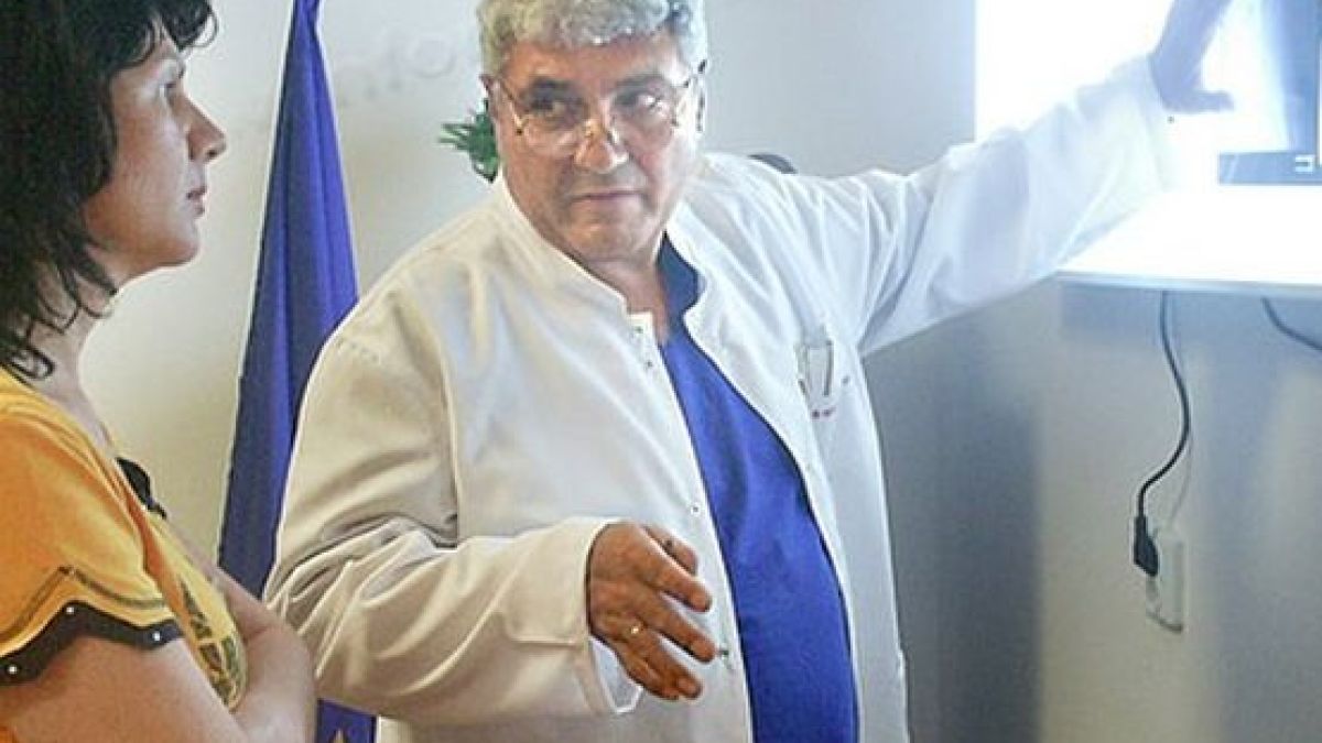 Лекари в МБАЛ-Бургас скочиха в защита на пребития д-р Станчев