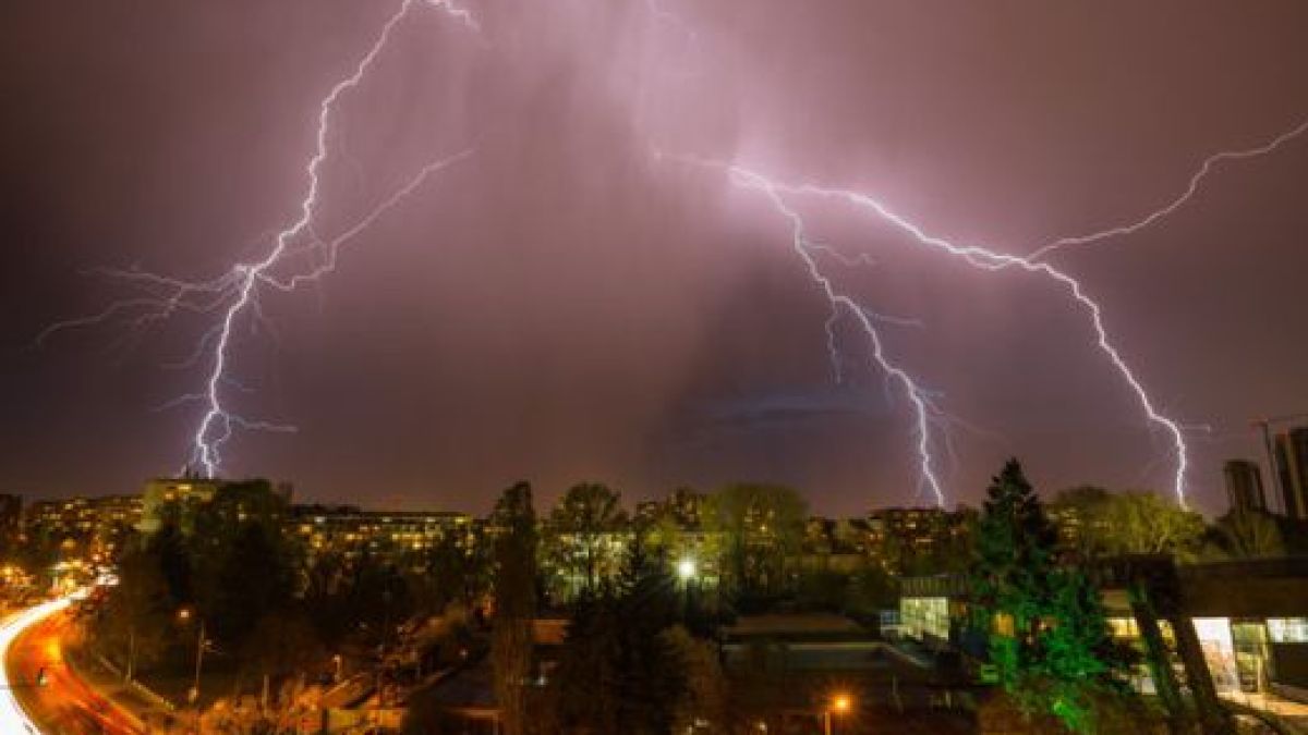 Вижте уникални СНИМКИ от гръмотевичната буря над София