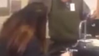 Скандално ВИДЕО! Учител и ученичка си спретнаха зверски бой в клас