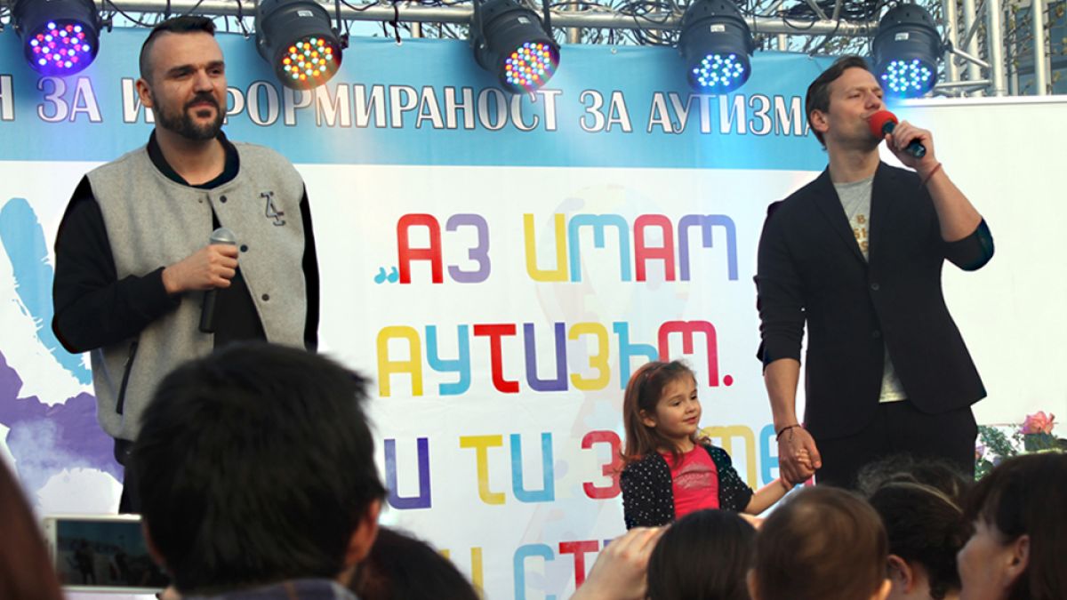 REFAN с плакет от "невидимите деца" на България